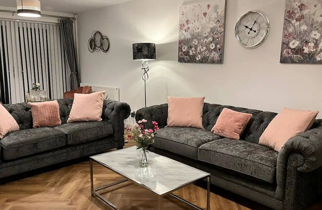 Pass the Keys | 3 bed in Prenton nr Hoylake sleeps 6 parking