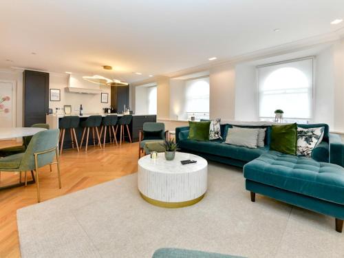 Pass the Keys Beautiful 2 Bed Apartment with Parking in the Bay