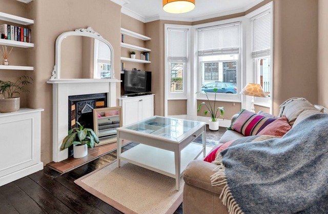 Pass the Keys | Beautiful Spacious Flat in Fulham