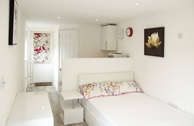 Pass the Keys | Bright and Airy Garden Studio inc. Free Parking