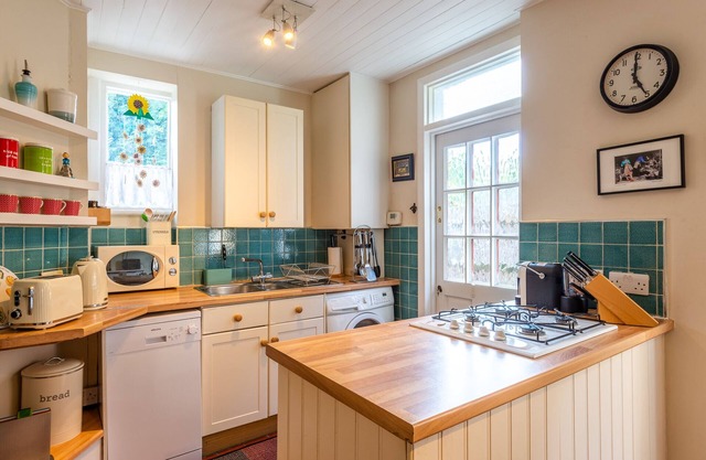 Pass the Keys | Bright & Stylish Garden Flat in Trendy West London