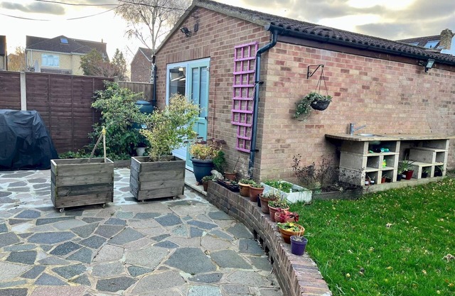 Pass the Keys | Charming Guest House in St Albans with Parking