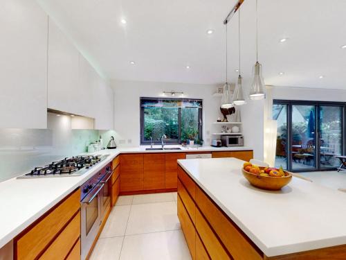 Pass the Keys Charming house in Golders Green