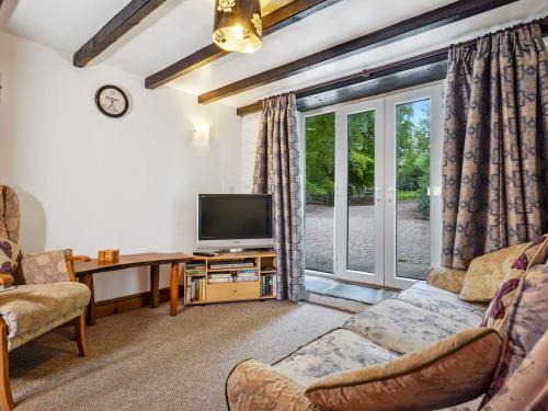 Pass the Keys Cosy 3 Bedroom Barn Conversion with pool