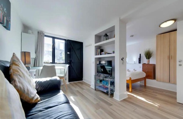 Pass the Keys Cosy Cabin in Central Cambridge Free Parking