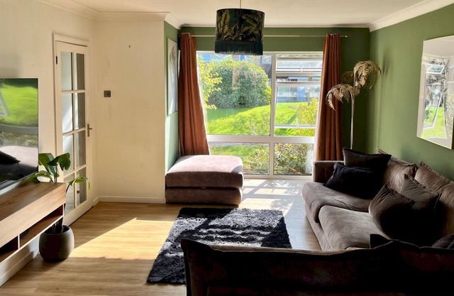 Pass the Keys | Cosy Family Home in Hatfield with Parking Sleeps 5