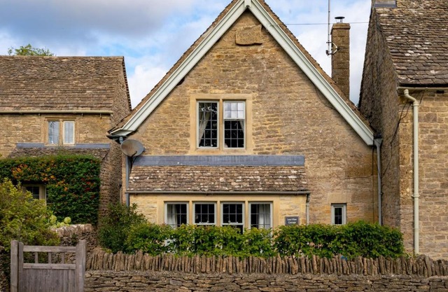 Pass the Keys Delightful 4 bedroom Cotswold character cottage
