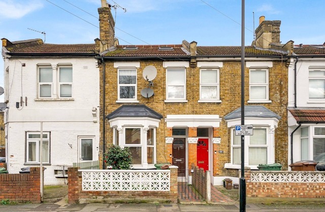 Pass the Keys | Family home w/beautiful renovated kitchen!