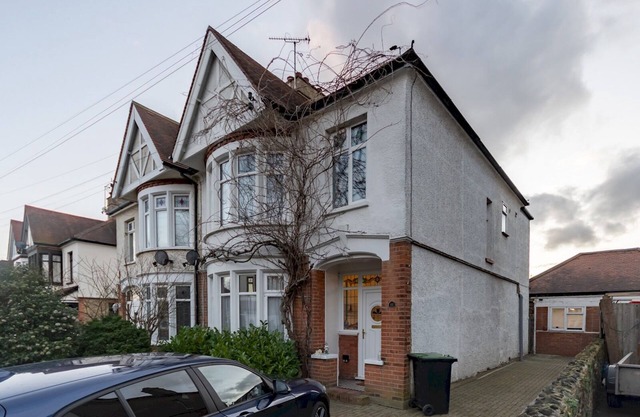 Pass the Keys |Large 4 bedroom house near Southend