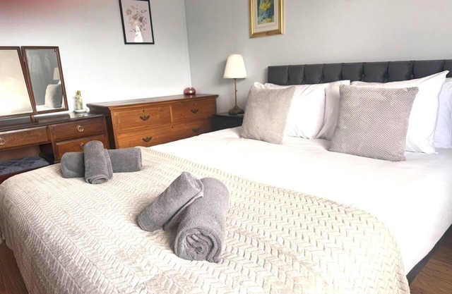 Pass the Keys | Hamilton House-Superb location!