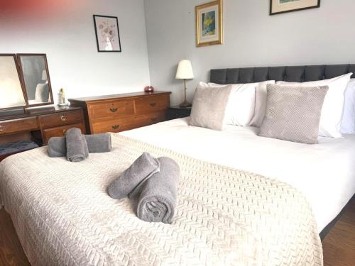 Pass the Keys Hamilton House-Superb location