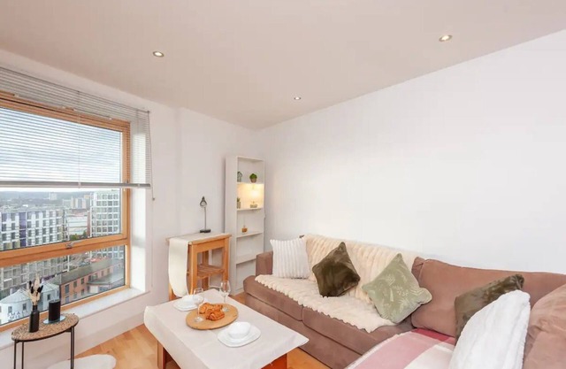 Pass the Keys | Leeds Dock - Perfect for Couples - Amazing Views