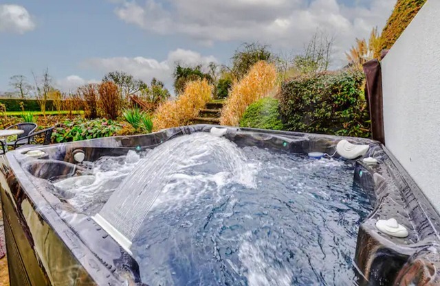 Pass the Keys | Malt House With Hot Tub Stunning Tudor Cottage