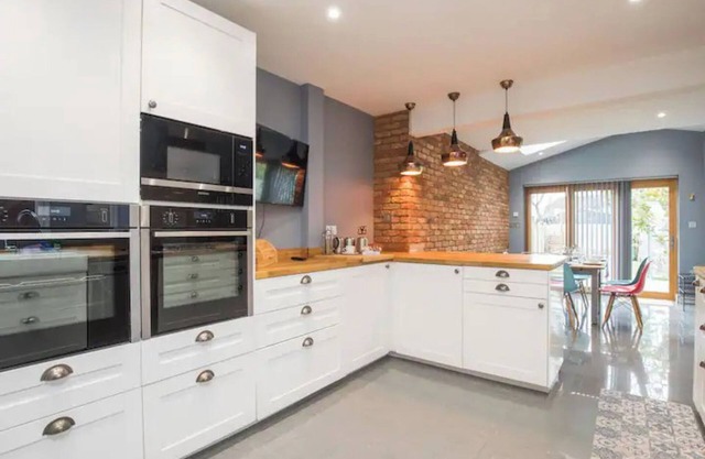 Pass the Keys | Modern 3-Bedroom House in Camberley w/Parking
