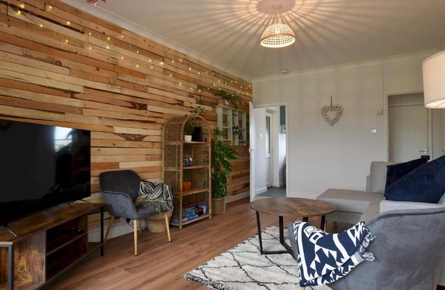 Pass the Keys New Cosy 2 Bed Flat with garden nr Beach Sleeps4