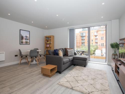 Pass the Keys Sophisticated Apartment w Parking - Central Slough