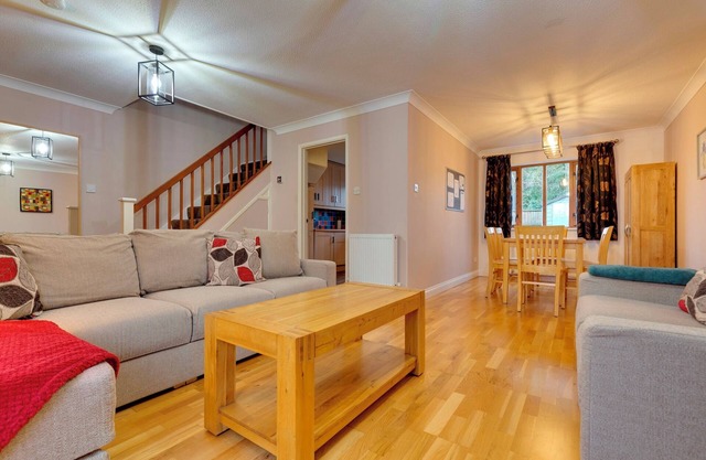 Pass the Keys | Spacious Modern Home near River Cam | Free Parking