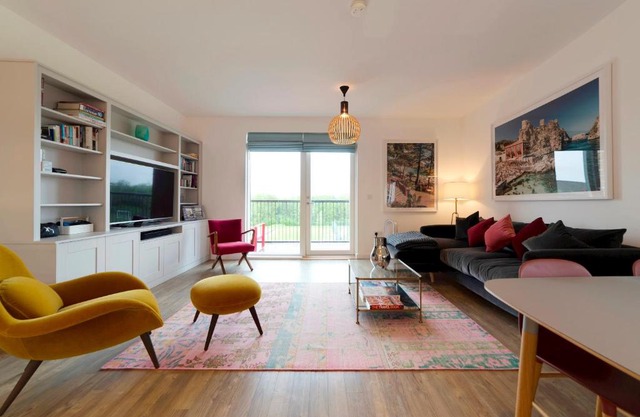 Pass the Keys Stunning and Spacious Modern Flat - Own Car Park