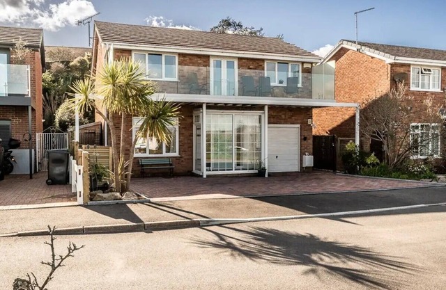 Pass the Keys | Stunning waterside retreat with estuary views