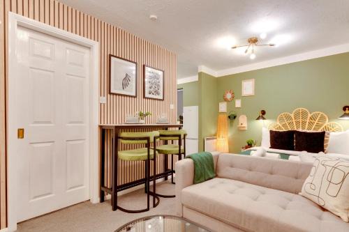 Pass the Keys Stylish and modern studio flat Free parking