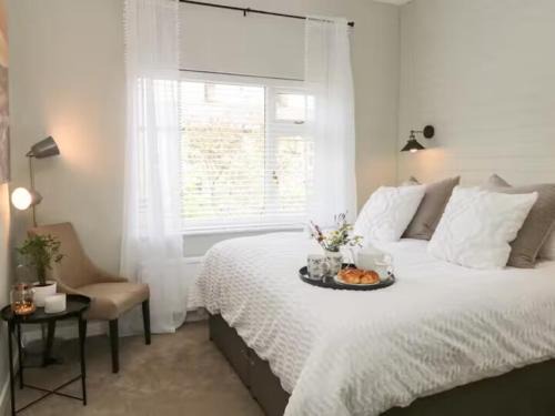 Pass the Keys The Cabin Dog Friendly Haven with Hot Tub Sleeps 4