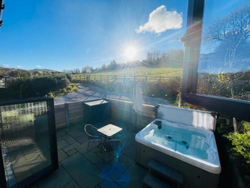 Pass the Keys The Cosy Romantic and Elegant for 2 with Hot Tub