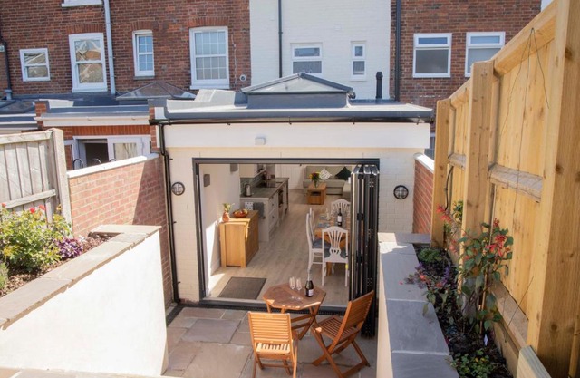 Pass the Keys Townhouse Cowes, Newly Refurbished Garden House