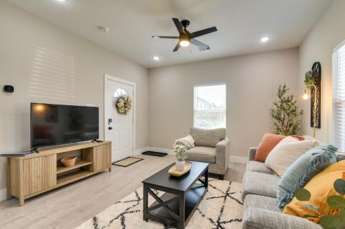 Patio and Fenced Yard Apt 9 Mi to Dtwn Houston!