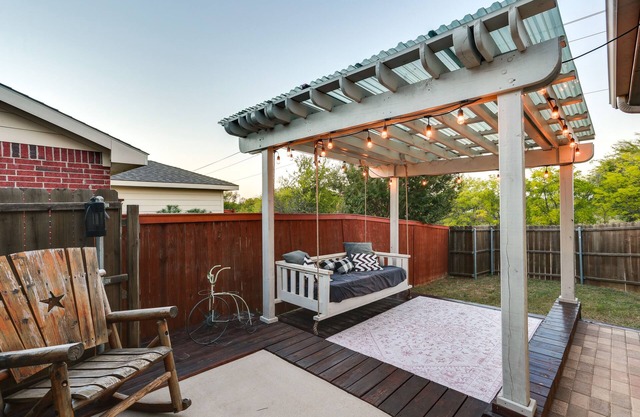 Patio, Pergola & Pool Access: Aubrey Retreat!