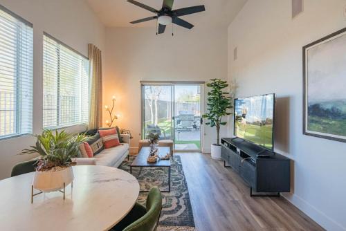 Patio Retreat - Dedicated Workspace - Pools - Parking S134