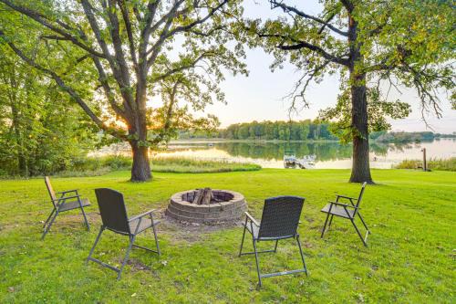 Patio, Views and Hot Tub Quiet Lakeside Cabin