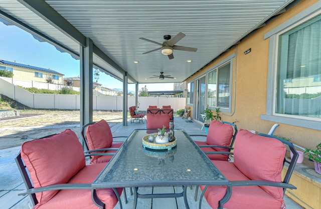 Patio & Yard: Luxe Beaumont Getaway!