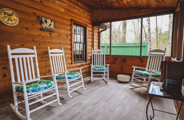 Pawsibilities - Pet Friendly with Game Room and Hot Tub!