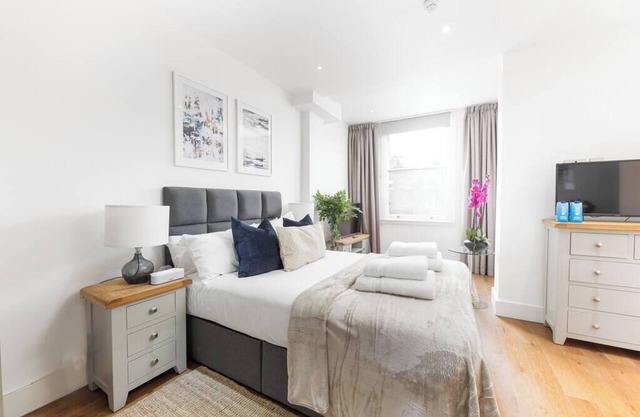 PBC | Modern Studio Apartment in Bayswater (LS11)