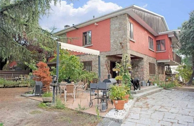 Peñalara-la casa de Galapagar, romantic stone lodging with fireplace.