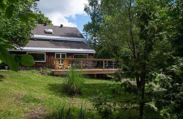 Peabody Log Cabin - Three Bedroom Cottage, Sleeps 8