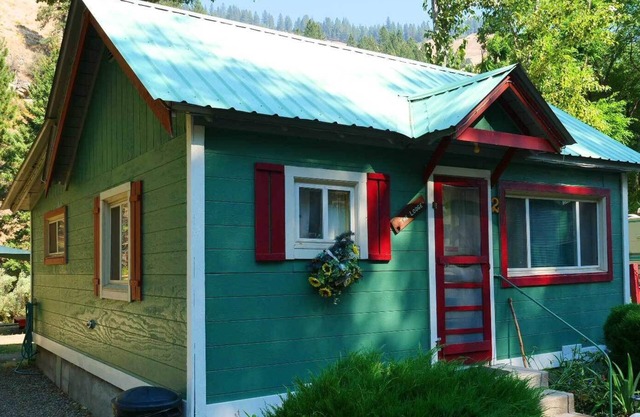 Peace by the river. Cozy cabin right next to the Little Salmon River