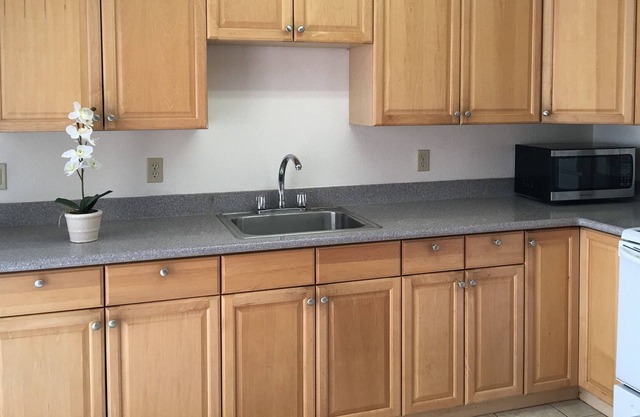 Peace House -Next to UH Manoa New renovation, Free parking, Laundry available