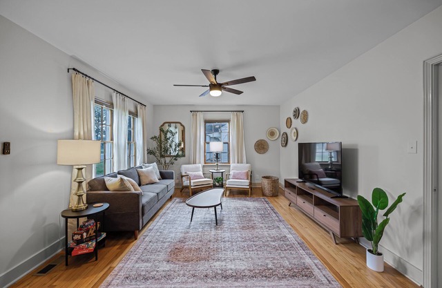 Peaceful 2 Bedroom, 1 bath ~ the Lana Landing ~