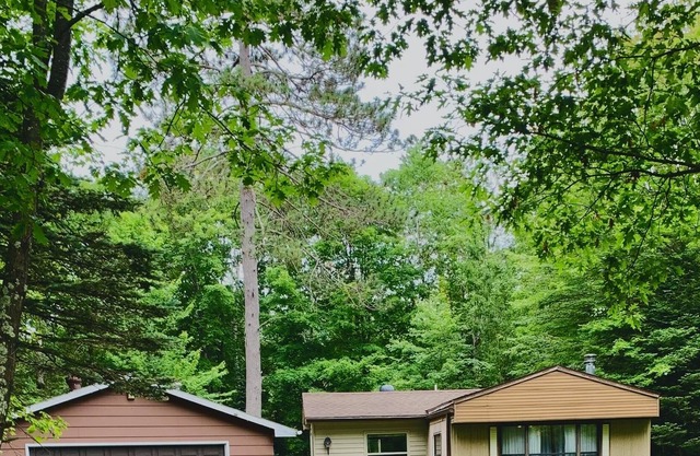 Peaceful 2 bedroom, 1 bathroom cottage off Mars Lake