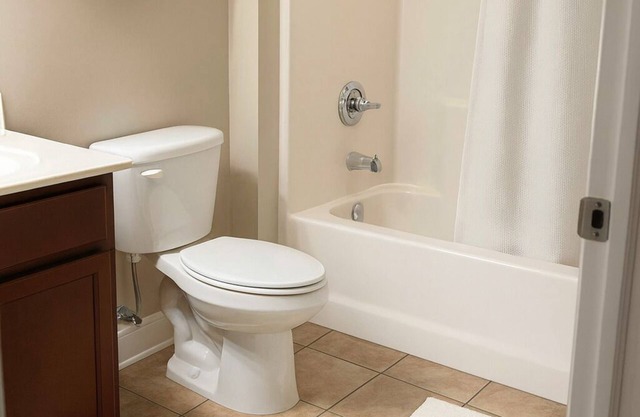 Peaceful 2-bedroom apartment with AC in charming Davenport