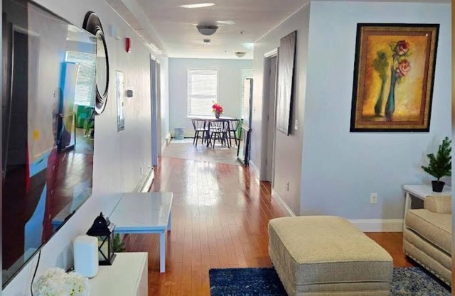 Peaceful 2-bedroom condo with AC in charming Roslindale