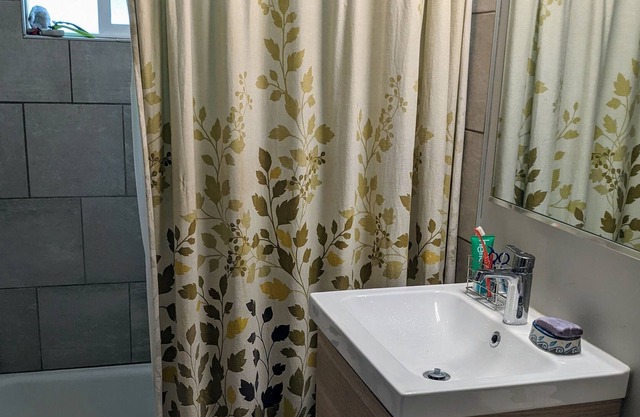 Peaceful 2 bedroom with office in the hills