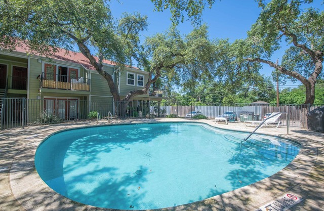 Peaceful 2 BR off of So Lamar w/Pool Minutes to Dwntwn 1 KNG/1QN BR Free parking