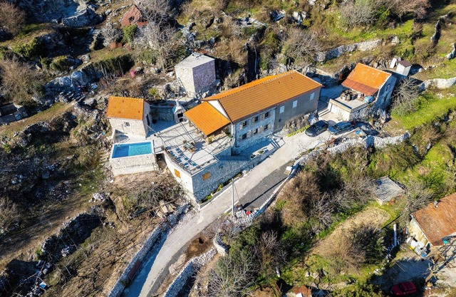Peaceful 2BDR Village Villa with pool near wonderful Cetinje
