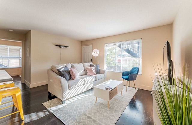 Peaceful 2BR king beds suite next to Downtown