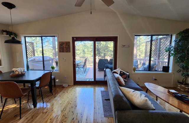 Peaceful 3-bedroom house in the pine trees of Flagstaff with huge deck!