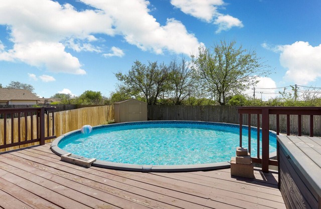 Peaceful 3bd 2 bath home near Sea World & BMT with pool