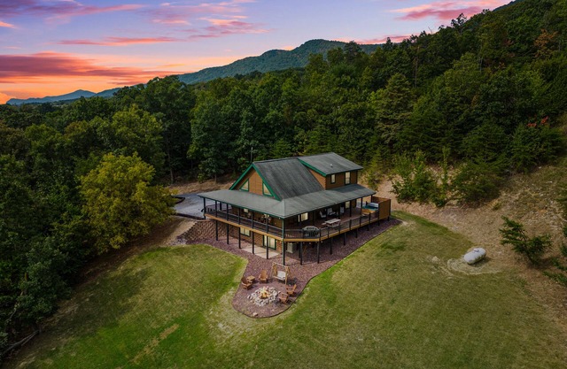 Peaceful 5-bedroom cabin with hot tub and views