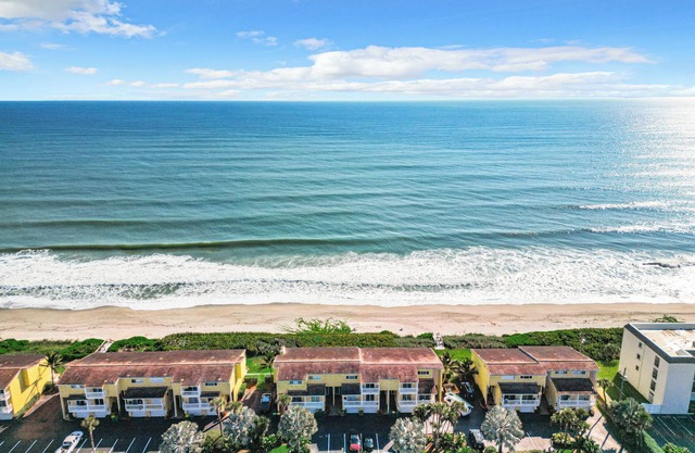Peaceful Beachfront Oasis- Walk onto the sand!